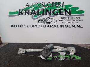 Używane Mechanizm szyby prawej przedniej wersja 2-drzwiowa Toyota Aygo (B10) 1.0 12V VVT-i Cena € 40,00 Procedura marży oferowane przez Autosloperij Kralingen B.V.