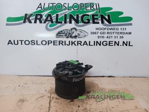 Usados Motor de ventilador de calefactor Ford Focus 1 Wagon 1.6 16V Precio € 30,00 Norma de margen ofrecido por Autosloperij Kralingen B.V.