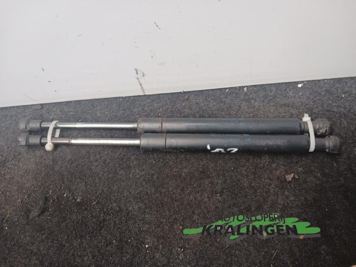 Set of tailgate gas struts from a Ford Mondeo III 1.8 16V 2002