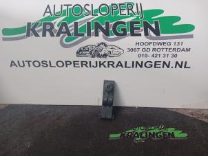 Używane Przelacznik elektrycznej szyby Ford Focus 2 Wagon 1.6 16V Cena € 25,00 Procedura marży oferowane przez Autosloperij Kralingen B.V.