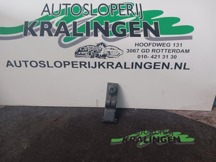 Usados Interruptor de ventanilla eléctrica Ford Focus 2 Wagon 1.6 16V Precio € 25,00 Norma de margen ofrecido por Autosloperij Kralingen B.V.