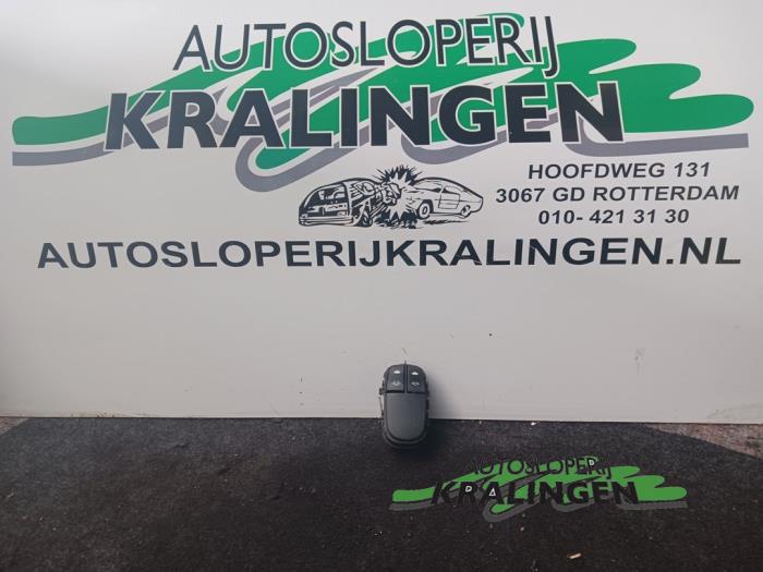 Usados Interruptor de ventanilla eléctrica Ford Focus 1 1.6 16V Precio € 19,99 Norma de margen ofrecido por Autosloperij Kralingen B.V.