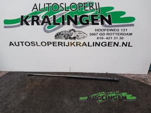 Usados Amortiguador de gas de maletero Peugeot 107 1.0 12V Precio € 20,00 Norma de margen ofrecido por Autosloperij Kralingen B.V.