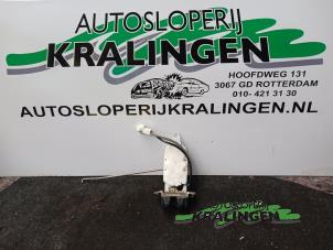 Używane Mechanizm zamka tylnej klapy Daihatsu Sirion 2 (M3) 1.0 12V DVVT Cena € 50,00 Procedura marży oferowane przez Autosloperij Kralingen B.V.