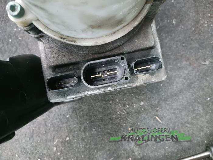 Power steering pump Volkswagen Polo IV 1.2 12V AZQ KOYO