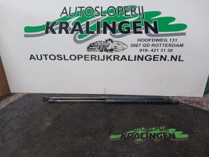 Używane Zestaw amortyzatorów gazowych tylnej klapy Opel Corsa D 1.2 16V Cena € 25,00 Procedura marży oferowane przez Autosloperij Kralingen B.V.