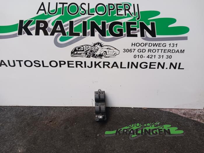 Usados Interruptor de ventanilla eléctrica Mazda 6 Sportbreak (GY19/89) 2.0i 16V Precio € 25,00 Norma de margen ofrecido por Autosloperij Kralingen B.V.