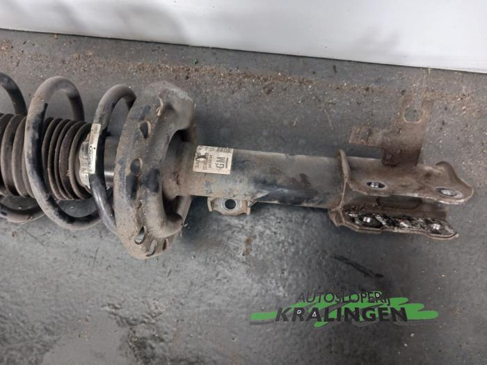 Front shock absorber, right from a Opel Signum (F48) 2.2 direct 16V 2006