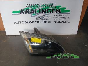 Używane Reflektor prawy Ford Focus 2 C+C 2.0 TDCi 16V Cena € 50,00 Procedura marży oferowane przez Autosloperij Kralingen B.V.