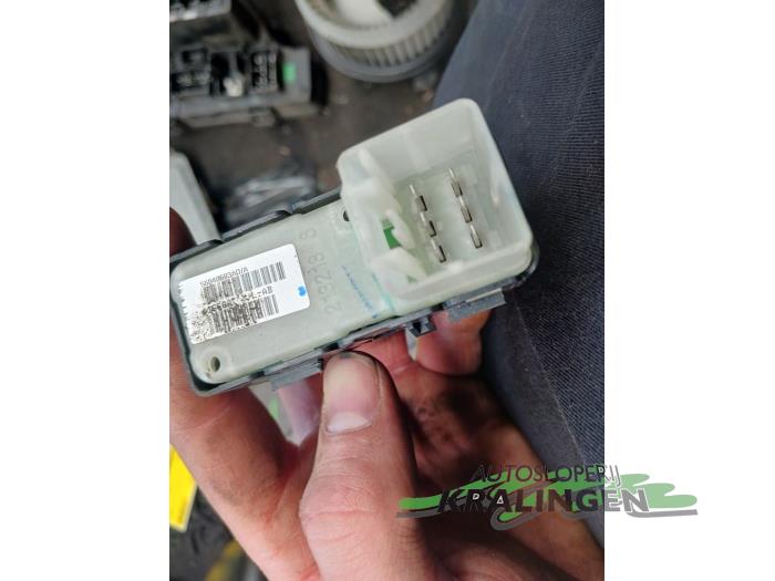 Electric window switch from a Dodge Caliber 2.0 16V 2006