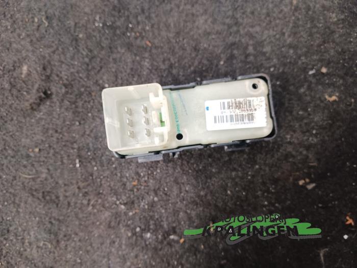 Electric window switch from a Dodge Caliber 2.0 16V 2006