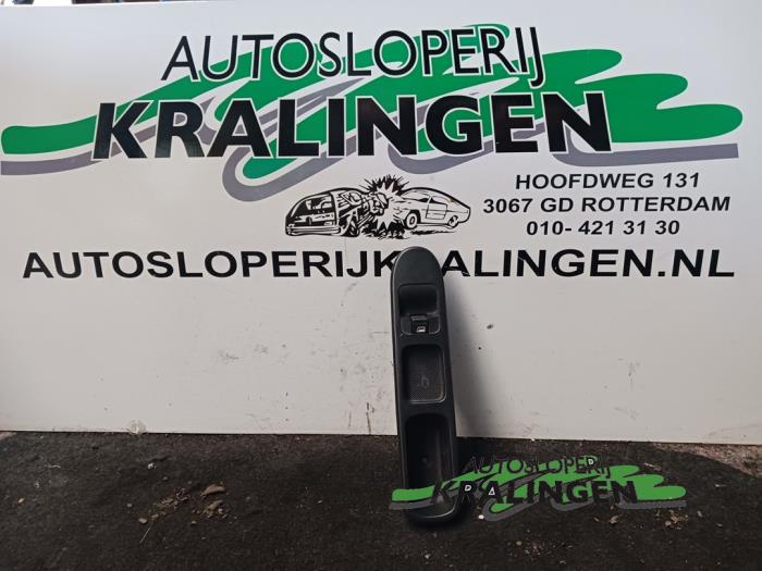 Usados Interruptor de ventanilla eléctrica Peugeot 307 (3A/C/D) 1.6 16V Precio € 9,99 Norma de margen ofrecido por Autosloperij Kralingen B.V.