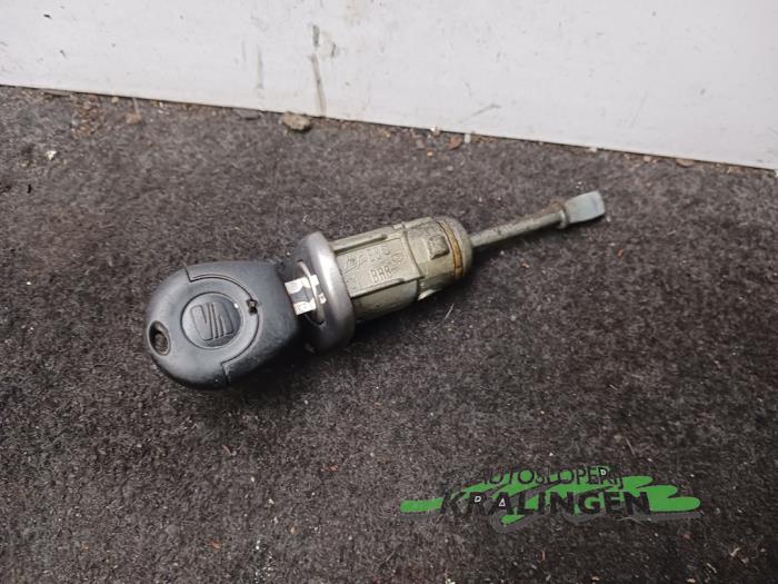 Door lock cylinder, left from a Seat Ibiza III (6L1) 1.4 16V 75 2005