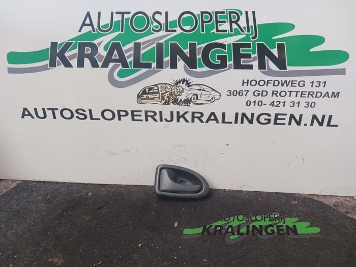 Begagnade Handtag Renault Trafic New (FL) 2.0 dCi 16V 90 Pris € 9,99 Marginaltabell erbjuds av Autosloperij Kralingen B.V.