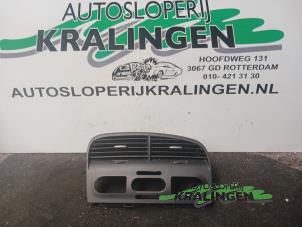 Usagé Grille aération tableau de bord Seat Toledo (5P2) 2.0 FSI 16V Prix € 40,00 Règlement à la marge proposé par Autosloperij Kralingen B.V.