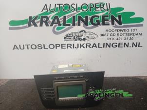 Usados Reproductor de CD y radio Seat Toledo (5P2) 2.0 FSI 16V Precio € 50,00 Norma de margen ofrecido por Autosloperij Kralingen B.V.