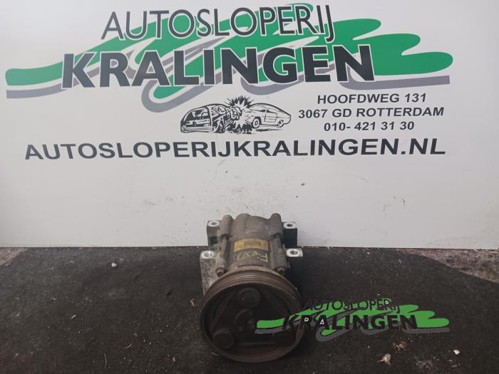 Usagé Pompe clim Ford Fiesta 4 1.25 16V Prix € 13,99 Règlement à la marge proposé par Autosloperij Kralingen B.V.