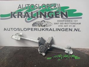 Używane Mechanizm szyby lewej tylnej wersja 4-drzwiowa Opel Zafira (F75) 1.6 16V Cena € 50,00 Procedura marży oferowane przez Autosloperij Kralingen B.V.