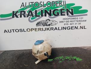 Usados Vaso de expansión Volkswagen Polo V (6R) 1.2 TDI 12V BlueMotion Precio € 20,00 Norma de margen ofrecido por Autosloperij Kralingen B.V.