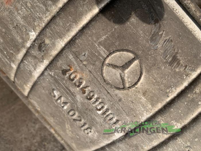 Silenciador central y final de escape de un Mercedes-Benz C Combi (S203) 1.8 C-200K 16V 2003