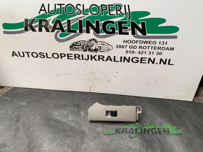 Usados Interruptor de ventanilla eléctrica Toyota Yaris II (P9) 1.3 16V VVT-i Precio € 9,99 Norma de margen ofrecido por Autosloperij Kralingen B.V.