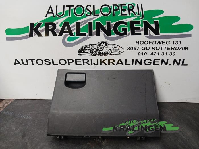Begagnade Handskfack Toyota Yaris II (P9) 1.3 16V VVT-i Pris € 25,00 Marginaltabell erbjuds av Autosloperij Kralingen B.V.