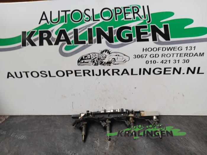 Injector (petrol injection) from a BMW 3 serie Compact (E46/5) 316ti 16V 2002