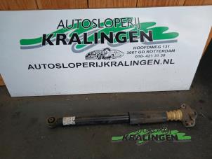 Usagé Amortisseur arrière gauche Volkswagen Golf IV (1J1) 1.4 16V Prix € 25,00 Règlement à la marge proposé par Autosloperij Kralingen B.V.