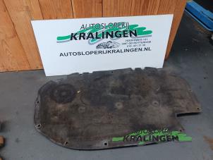 Używane Wygluszenie pokrywy silnika Volkswagen Golf VII (AUA) 2.0 TDI 16V Cena € 50,00 Procedura marży oferowane przez Autosloperij Kralingen B.V.