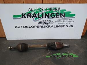 Usagé Arbre de transmission avant gauche Renault Clio III (BR/CR) 1.4 16V Prix € 50,00 Règlement à la marge proposé par Autosloperij Kralingen B.V.