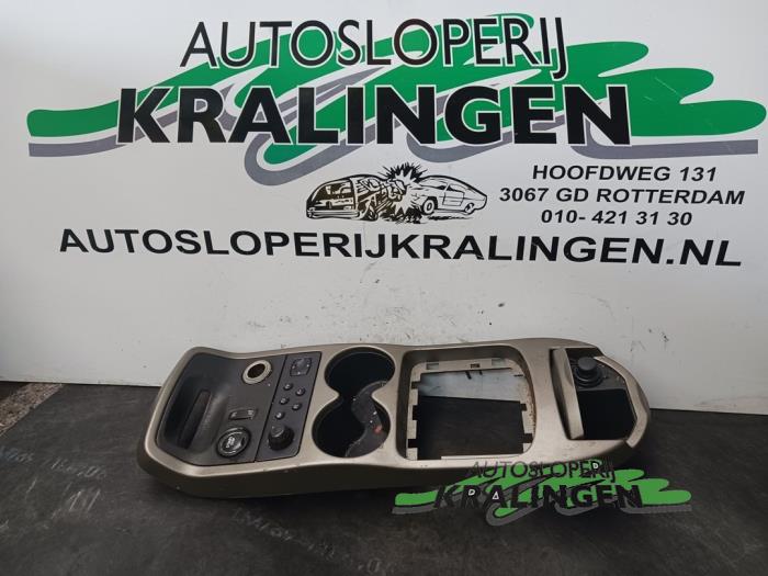 Usagé Panneau de commandes navigation Renault Espace (JK) 3.5 V6 24V Grand Espace Prix € 35,00 Règlement à la marge proposé par Autosloperij Kralingen B.V.