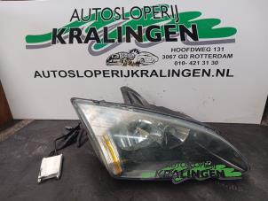 Używane Reflektor prawy Ford Focus 2 1.6 16V Cena € 50,00 Procedura marży oferowane przez Autosloperij Kralingen B.V.