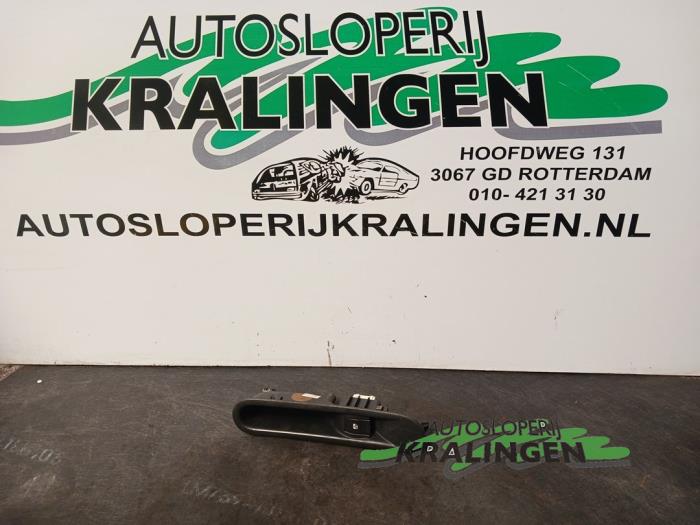 Usados Interruptor de ventanilla eléctrica Renault Espace (JK) 3.5 V6 24V Grand Espace Precio € 9,99 Norma de margen ofrecido por Autosloperij Kralingen B.V.