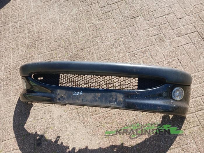 Front bumper from a Peugeot 206 (2A/C/H/J/S) 1.6 16V 2004