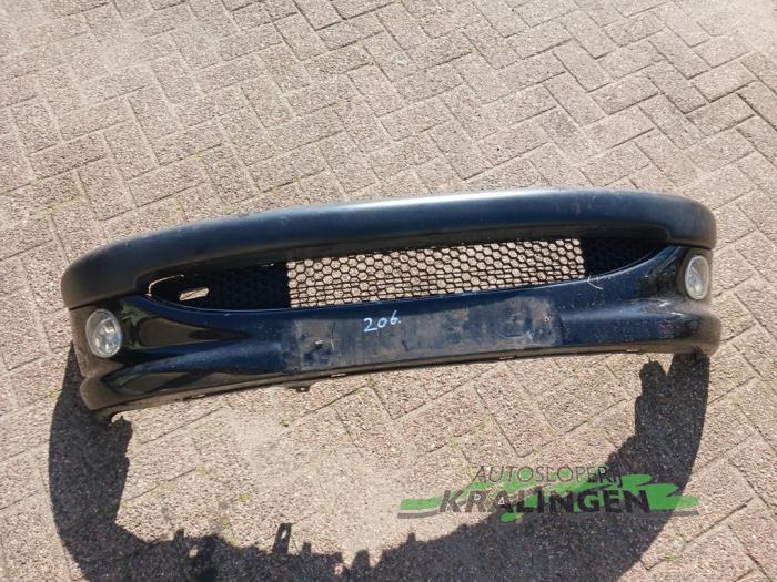 Front bumper from a Peugeot 206 (2A/C/H/J/S) 1.6 16V 2004