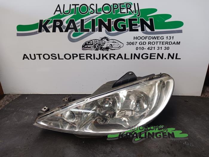 Używane Reflektor lewy Peugeot 206 (2A/C/H/J/S) 1.4 XR,XS,XT,Gentry Cena € 24,99 Procedura marży oferowane przez Autosloperij Kralingen B.V.