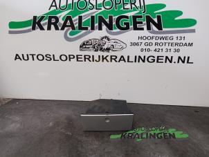 Usados Cenicero delante Opel Meriva 1.6 16V Precio de solicitud ofrecido por Autosloperij Kralingen B.V.