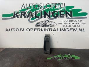 Używane Przelacznik elektrycznej szyby Volkswagen Fox (5Z) 1.2 Cena € 15,00 Procedura marży oferowane przez Autosloperij Kralingen B.V.