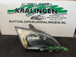 Używane Reflektor prawy Ford Focus 2 1.8 16V Flexifuel Cena € 50,00 Procedura marży oferowane przez Autosloperij Kralingen B.V.