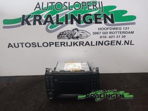 Usados Reproductor de CD y radio Mercedes B (W245,242) 1.5 B-160 16V Precio de solicitud ofrecido por Autosloperij Kralingen B.V.