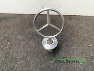 Usados Emblema Mercedes CLK (W208) 2.0 200K Evo 16V Precio € 25,00 Norma de margen ofrecido por Autosloperij Kralingen B.V.