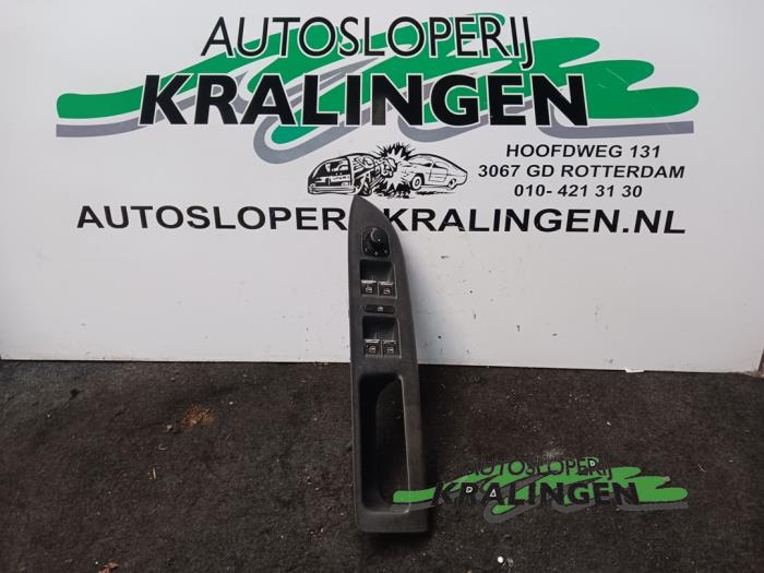 Usados Interruptor de ventanilla eléctrica Volkswagen Golf Plus (5M1/1KP) 1.6 FSI 16V Precio € 25,00 Norma de margen ofrecido por Autosloperij Kralingen B.V.