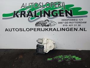 Usados Motor de ventanilla de puerta Volkswagen Golf Plus (5M1/1KP) 1.6 FSI 16V Precio € 25,00 Norma de margen ofrecido por Autosloperij Kralingen B.V.