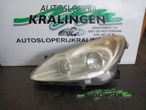 Używane Reflektor lewy Opel Corsa D 1.2 16V Cena € 100,00 Procedura marży oferowane przez Autosloperij Kralingen B.V.