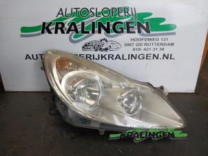 Używane Reflektor prawy Opel Corsa D 1.2 16V Cena € 100,00 Procedura marży oferowane przez Autosloperij Kralingen B.V.