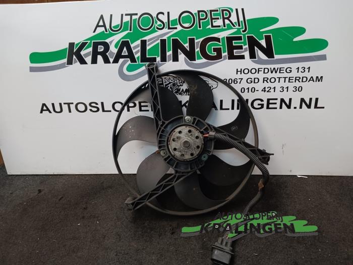 Używane Wentylator Volkswagen Golf IV (1J1) 1.6 16V Cena € 49,99 Procedura marży oferowane przez Autosloperij Kralingen B.V.