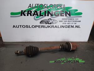 Usagé Arbre de transmission avant gauche Renault Clio II (BB/CB) 1.4 16V Prix € 50,00 Règlement à la marge proposé par Autosloperij Kralingen B.V.