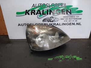 Używane Reflektor prawy Renault Clio II (BB/CB) 1.4 16V Cena na żądanie oferowane przez Autosloperij Kralingen B.V.