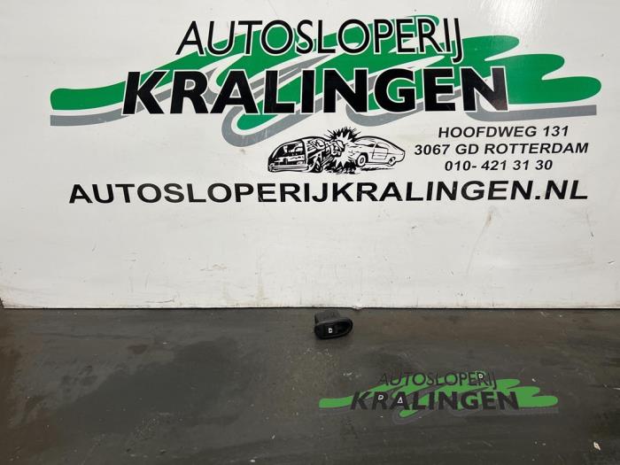 Usados Interruptor de ventanilla eléctrica Citroen C2 (JM) 1.4 Precio € 9,99 Norma de margen ofrecido por Autosloperij Kralingen B.V.