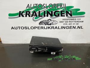Usados Cambiador de CD Volvo V70 (SW) 2.4 T 20V Precio € 50,00 Norma de margen ofrecido por Autosloperij Kralingen B.V.